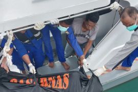 Polisi mengevakuasi mayat tanpa identitas di perairan Batam