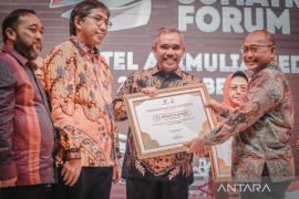 Bupati Kampar terima penghargaan dari SKK Migas-KKKS Sumbagut