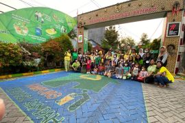 Komisi Anak GKI Sidoarjo belajar menjaga lingkungan di Kampung Edukasi Sampah