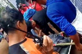 Tim Gabungan evakuasi jenazah pendaki dari lembah Gunung Bawakareng