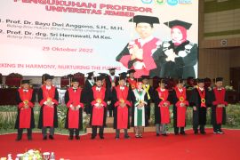 Unej kukuhkan dua guru besar, salah satunya termuda se-Indonesia