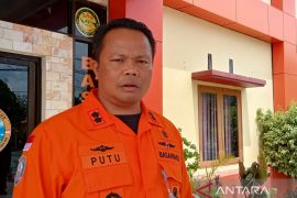 Keluarga korban kapal terbakar ikut cari korban hilang