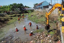 DPUPR dan BPBD Kota Madiun bersihkan sampah sungai antisipasi banjir