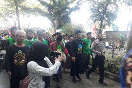 Peringati Hari Santri, PCNU Kediri gelar jalan sehat sarungan