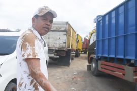 Dedi Mulyadi berlumuran lumpur saat atasi sungai tercemar galian C di Subang
