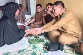 Korban longsor terima bantuan dari Bupati Abdya
