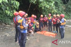 Tim SAR evakuasi jenazah seorang relawan di Sungai Endikat Pagaralam