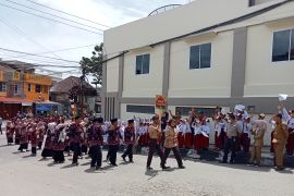 Pawai Ta'aruf MTQ ke-51 Jambi, peserta kenakan batik khas daerah