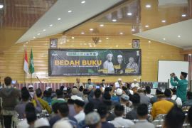 1 Abad NU, PCNU Situbondo bedah buku karya Kiai Azaim