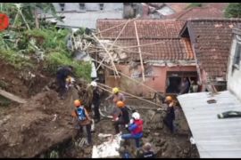Pemkot Bogor bongkar bangunan dan relokasi di titik lokasi longsor