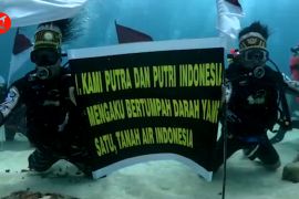 Wamendagri pimpin pengibaran bendera merah putih di bawah laut