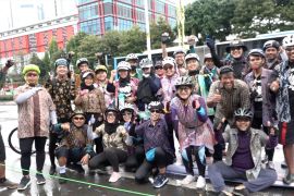 Warna-warni dan ragam corak batik hiasi Car Free Day di Jakarta