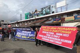Pedagang Bukittinggi unjuk rasa menetang Perda pengelolaan pasar