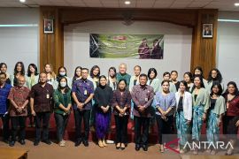 Pemkot Denpasar latih IKM cara desain busana