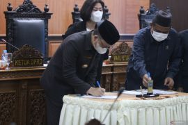 DPRD Bangka Tengah sahkan tiga Raperda