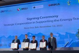 INKA-PLN kerja sama wujudkan transisi energi bidang transportasi listrik