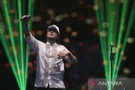 Penampilan Letto dan Denny Caknan di Surabaya