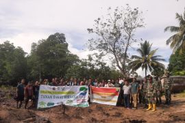 Koalisi Anak Muda Kaimana gandeng TNI-Polri tanam mangrove