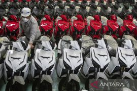 Sejumlah kendaraan listrik dan "hybrid" yang diproduksi di Indonesia