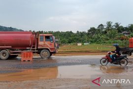 Drainase tak berfungsi, akses menuju Jembatan Tayan tergenang air