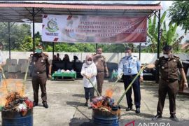 Kejari musnahkan barang bukti dari 85 perkara, ada pistol