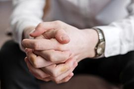 Sering menarik diri saat hubungan serius? kenali "avoidant attachment"