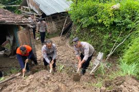 Polres Madiun kirimkan tim "Kijang" bantu tangani korban longsor