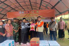 Korban banjir bandang Aceh Tenggara diberikan bantuan masa panik