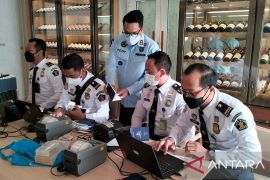 Imigrasi periksa dokumen keimigrasian wisatawan asing yang tiba di Bali