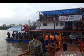 Peserta Rakernas JKPI tebar benih ikan di Sungai Musi