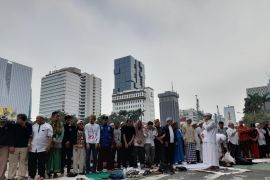 Massa demo 411 Shalat Ashar berjamaah
