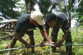 Anggota Satgas TMMD bantu warga perbaiki pipa air