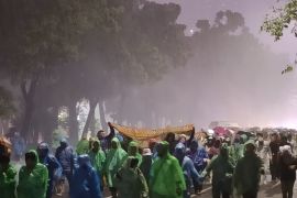 Massa aksi 411 bubarkan diri saat hujan deras guyur kawasan Monas