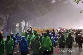 Massa aksi 411 bubar saat hujan deras