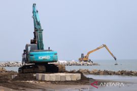 Pembangunan pemecah ombak di Indramayu