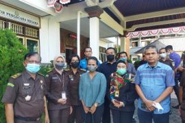 DJP Bali serahkan notaris KNS diduga rugikan negara Rp728 juta ke Kejari Singaraja