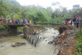 Warga gotong royong bangun jembatan darurat akibat banjir
