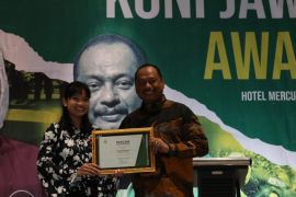 Riau Ega dan Alisya Mellynar raih atlet terbaik KONI Jatim Award 2022