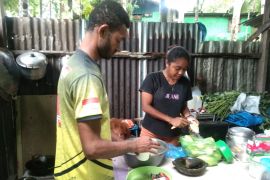Anggota Satgas TMMD bantu warga binaan menyiapkan makan siang