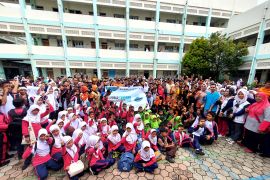 Ratusan pelajar dan warga Padang ikuti simulasi evakuasi  gempa dan tsunami