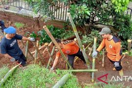 Longsor terjang TPT Sekretariat DPD PKS Kota Sukabumi