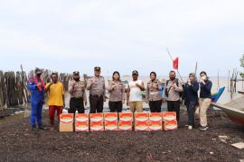 Anggota Polres Dumai menembus seberangi laut kirim bantuan