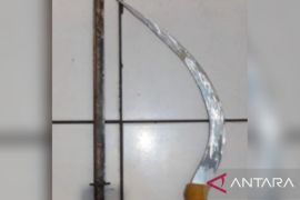 Polisi tangkap tiga remaja bercelurit dan samurai