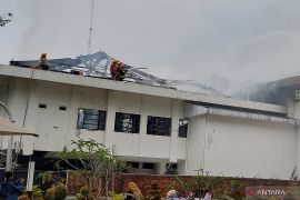 Damkar Bandung Barat bantu padamkam api kebakaran Gedung Bappelitbang