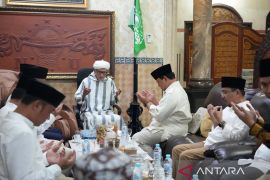 Sowan ke K.H. Miftachul Achyar, Prabowo disuguhi Nasi Mandi