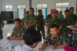 Prajurit Batalyon Infanteri 7 Marinir laksanakan donor darah HUT Marinir ke 77