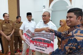 Bukittinggi berikan dana hibah Guru Honor SMA, SMK dan SLB Swasta se-Bukittinggi