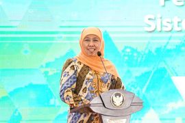 Khofifah dinobatkan sebagai Gubernur Terpopuler 2022 oleh AHI