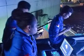 Warga di Kota Jayapura padati Pantai Dok II saksikan gerhana bulan total