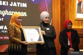 Gubernur Khofifah terima penghargaan dari ISKI Jatim
